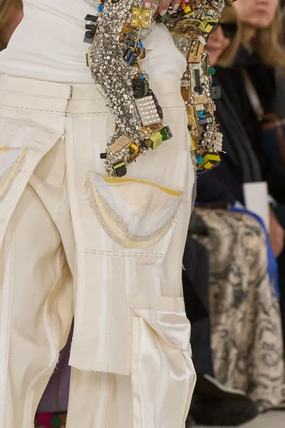 Look 19